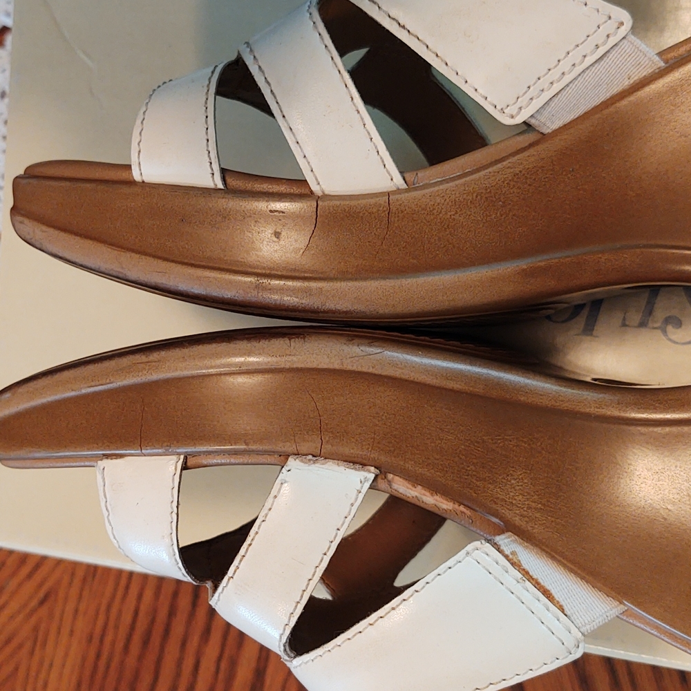 St. John's Bay Wedge Leather Sandals White 6 1/2M - Picture 4 of 14